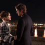 Lily Collins als Emily mit Lucas Bravo (Gabriel) in der Episode 405