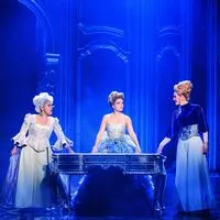 Weltpremiere: Nienke Latten in der Titelrolle (Mitte) mit Annemarie Lauretta (links) und Annemieke van Dam in „Maria Theresia – Das Musical“