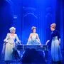 Weltpremiere: Nienke Latten in der Titelrolle (Mitte) mit Annemarie Lauretta (links) und Annemieke van Dam in „Maria Theresia – Das Musical“ 