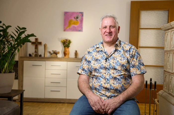 Martin, 53-jähriger Produktionsmitarbeiter begibt sich auf die Suche nach seiner großen Liebe. Der Kärntner sehnt sich nach Zweisamkeit, nach einer Frau, an die er sich anschmiegen und mit der er kuscheln kann. 