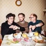 Pension mit Kaffee, Semmerl, Eckerlkäse und Retro-Charme: Rudi Schöller (Mitte) mit Manuel Rubey und Simon Schwarz 