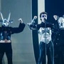 Cosmó mit zwei seiner Tänzer auf der großen ESC-Bühne, zu sehen ab 21 Uhr in ORF 1