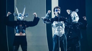 Cosmó mit zwei seiner Tänzer auf der großen ESC-Bühne, zu sehen ab 21 Uhr in ORF 1