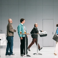 Der Auftakt der Grazer „Nashörner“-Inszenierung mit Sebastian Schindegger, Thomas Kramer, Franz Solar, Otiti Engelhardt und Oliver Chomik