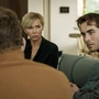 Regina Mannheimer (Veronica Ferres, M.) ist vollkommen verstört, als Jannik (Constantin Keller, l.) und Sam (Jonathan Elias Weiske, r.) ihr von der Rückkehr des Rattenfängers erzählen. Dann nimmt das Gespräch eine unerwartete Wendung. Sam fühlt sich hintergangen.