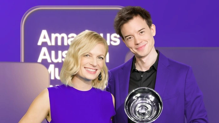 Nina Hochrainer (FM4) und Philipp Hansa (Ö3) führen durch die Preisverleihung im Wiener Volkstheater am 26. April