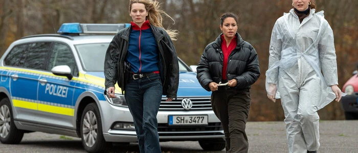 Mila (Almila Bagriacik, Mitte) und Anna Nowak (Lilith Stangenberg, links) im ersten Film „Unter Freunden“ der „Tatort“-Doppelfolge