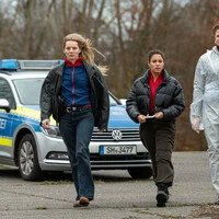 Mila (Almila Bagriacik, Mitte) und Anna Nowak (Lilith Stangenberg, links) im ersten Film „Unter Freunden“ der „Tatort“-Doppelfolge