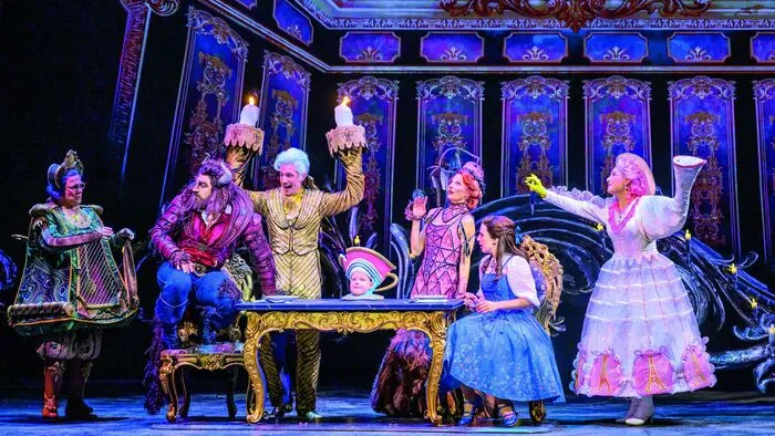 Szene aus „Die Schöne und das Biest“ am Wiener Raimund Theater nach dem weltberühmten Disney-Zeichentrickfilm