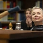 Silke „Alberich“ Haller (Christine Urpruch) amüsiert sich über ihren Chef Dr. Boerne 
