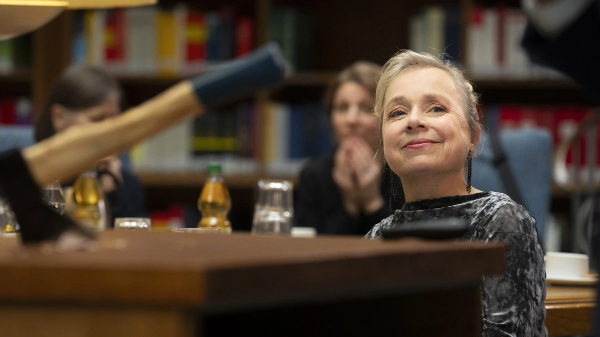 Silke „Alberich“ Haller (Christine Urpruch) amüsiert sich über ihren Chef Dr. Boerne 