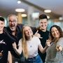 Die Moderatoren und Moderatorinnen der Antenne Steiermark: Destaye Winkler, Leon Glehr, Thomas Axmann, Valentina Ober, Max Prasch, Lilli Plattner, Markus Dietrich (von links)