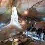 Wer bis November zur Dachstein Rieseneishöhle reist, erlebt dort die Klanginstallation von US-Künstler Bill Fontana. 