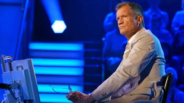 Finsterer Blick von Quizmaster Armin Assinger; bis Mai 2027 bleibt die „Millionenshow“ aber sicher noch im Programm