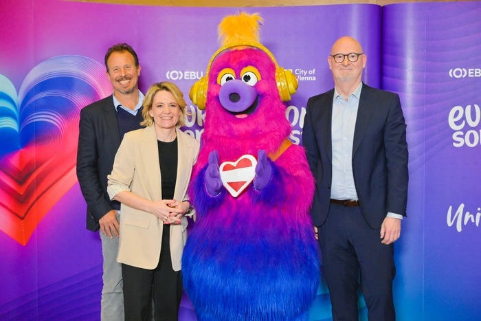 Krön mit Programmdirektorin Groiss-Horowitz, dem Maskottchen Auri und Showproducer Zickler