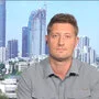 ORF-Korrespondent David Kriegleder vor der Skyline von Ramat Gan