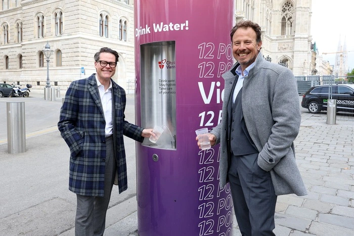 Umweltstadtrat Jürgen Czernohorszky mit Michael Krön (ESC-Executive Producer ORF) bei einem Trinkbrunnen