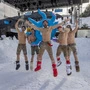 Die Mountain Crew („Octopus“) zog sich trotz Kälte vor der Kaiserburgbahn in den Nockbergen wieder (kurz) aus