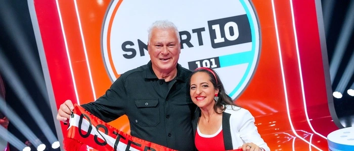Am 6. Juni in ORF 1 um 20.15 Uhr: Sonderausgabe „Smart10 BIG“ zur Fußball-WM (Moderatorin Caroline Athanasiadis mit Kandidat Toni Polster)