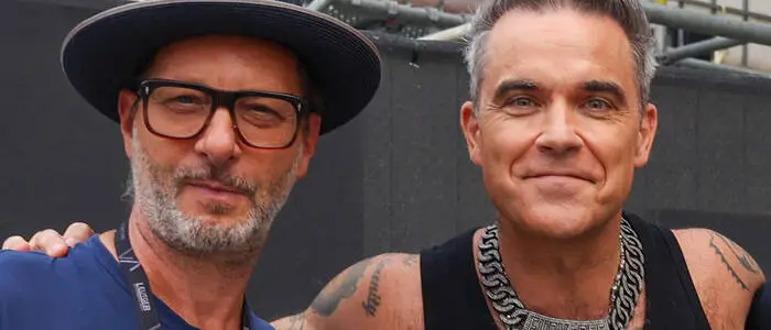 Florian Wieder mit Robbie Williams. Er schuf für etliche Popstars die Konzertbühne, etwa Adele und U2