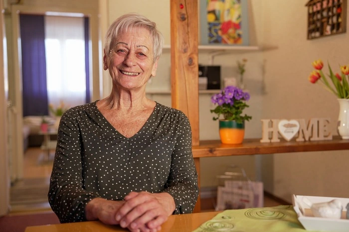 Anschi, 80-jährige Verkäuferin i. R. aus der Steiermark, hat beschlossen, dem Schicksal einen Stups zu geben. Die quirlige Dame möchte sich noch einmal verlieben. Die ungebundene Hobbytänzerin und leidenschaftliche Kartenspielerin weiß exakt, was sie will: „Ich brauche keinen Ingenieur. Ich will einfach einen ganz normalen Mann, der anständig grüßen kann, freundlich ist und Humor hat.“ 