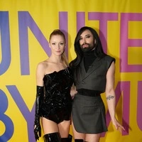 Österreichs heurige Vertreterin Kaleen und Jubilarin Conchita Wurst (Triumph vor zehn Jahren) trafen sich in Malmö