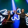 Cosmó mit seinem Gitarristen Sandro bei „Eurovision in Concert“ in Amsterdam