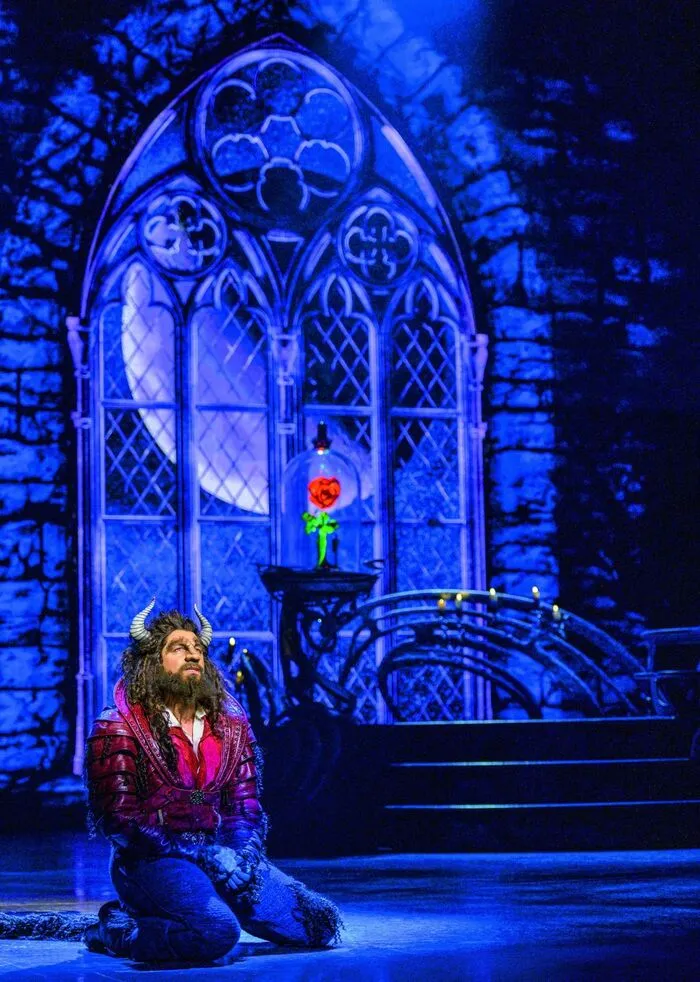 Dominik Hees als „Das Biest“ am Wiener Raimund Theater