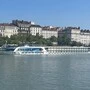 Das Schiff MS Voyage wurde 2004 gebaut und im Winter 2022/23 renoviert: In 70 Zweibett-Kabinen und sechs Junior-Suiten lässt es sich entspannt reisen