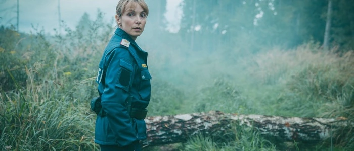 Polizistin Pia (Julia Koschitz) im oberösterreichischen Moor: Versteckte der oder die Mörder dort die Leiche ihrer Nichte?