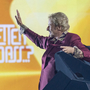 Gar nicht schrill: das Outfit von Thomas Gottschalk bei seinem Abschied von „Wetten, dass . .?“, hoch auf einem Bagger sagte er Adieu