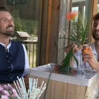 23. Staffel: Wahl-Tiroler Kevin (rechts) empfängt gleichnamigen Verehrer Kevin auf seinem Hof