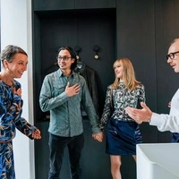 Szene mit Ursula Strauss (Dorit Sund), Boranulddi Hassan Zadeh (Adil), Theresa Riess (Tiziana Sund) und Simon Schwarz (Pius Sund)