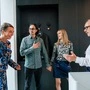 Szene mit Ursula Strauss (Dorit Sund), Boranulddi Hassan Zadeh (Adil), Theresa Riess (Tiziana Sund) und Simon Schwarz (Pius Sund)
