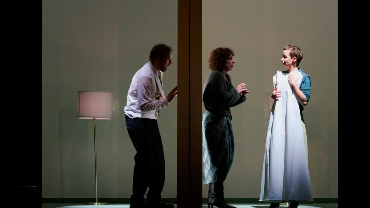 Erstklassige Besetzung: Sebastian Schindegger (Major von Tellheim), Anke Stedingk (Minna) und Sarah Sophia Meyer (Franziska)
