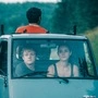 Sommer auf drei Rädern - Ein desaströser Versuch des schüchternen Außenseiters Flake, seiner Angebeteten zu imponieren, endet mit einer Verurteilung zu Sozialstunden bei "Essen auf Rädern" und einem dubiosen Trip an den Bodensee. Mit an Bord des peinlichen Piaggio Mopedautos sind die Drogendealerin Kim und der Rollstuhlfahrer Philipp. Jeder der drei hat eine andere Vorstellung davon, was passieren soll, wenn sie ankommen. Falls sie ankommen. - Im Bild: Jakob Schmidt (Flake), Daniel Rodic (Philipp), Emma Floßmann (Kim). Foto: ORF/Giganten Film/Hugo Lenhardt. Veröffentlichung honorarfrei nur für redaktionelle Berichterstattung in Sendungszusammenhang und mit Copyrightangabe. Kontakt: foto@orf.at
