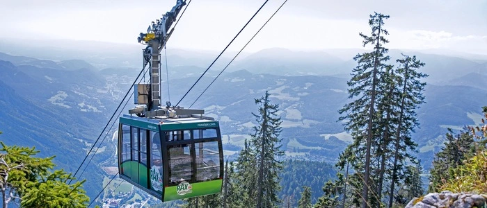 „Mittelding zwischen Flugzeug und Omnibus“ wurde die Rax-Seilbahn kurz nach ihrem Bau in der Presse beschrieben