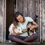 Andrea Schlager mit Hund Bodhi und Kater Albert
