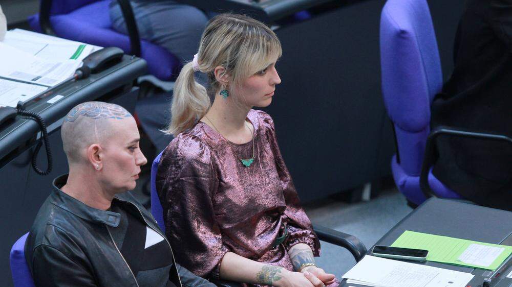 Die beiden transgeschlechtlichen Abgeordneten Tessa Ganserer und Nyke Slawik, am Tag, an dem das sogenannte Selbstbestimmungsgesetz im Bundestag verabschiedet wird 