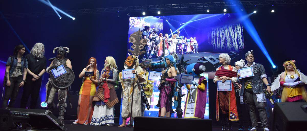 Am Sonntag präsentierten Cosplayer ihre selbstgemachten Kostüme auf der Bühne