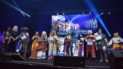 Am Sonntag präsentierten Cosplayer ihre selbstgemachten Kostüme auf der Bühne