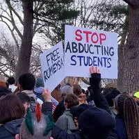 Vor der Tufts Universität wurde gegen die Festnahme der Studentin demonstriert
