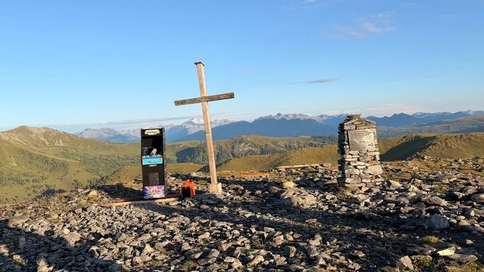 Neben dem Gipfelkreuz stellten sie die Arcade Maschine auf