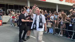 Knossi hat von einem Fan einen SK Sturm Schal bekommen