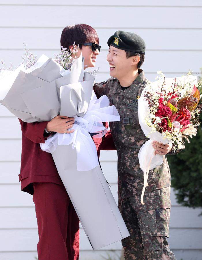 BTS-Kollege Jin welcomes J-Hope at these Entlassung aus dem Militärdienst