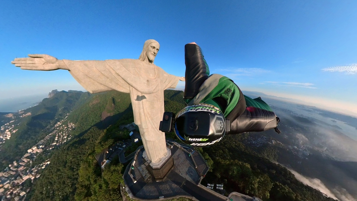 Mathias Neuherz blickt der Christusstatue direkt in die Augen