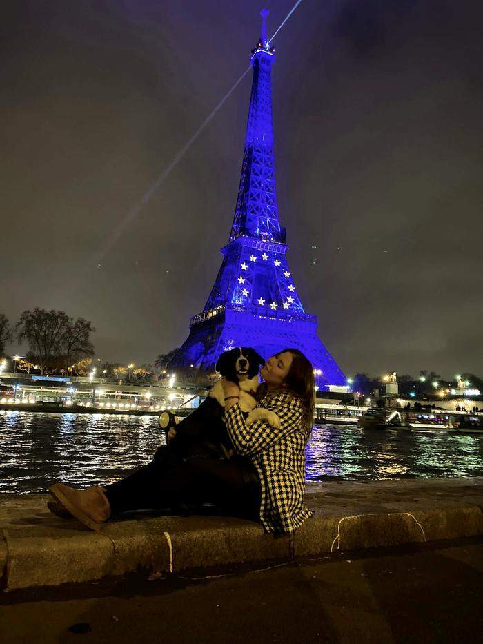 Zinsheimer mit ihrem Hund „Fleur“ am ersten Abend in Paris 