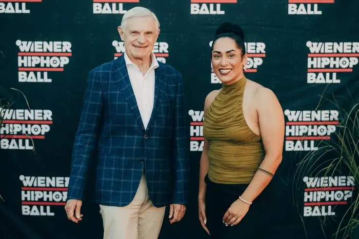 Tanz-Ikone Thomas-Schäfer-Elmayer mit Ball-Organisatorin Sajeh Tavassoli bei der Eröffnungszeremonie. 