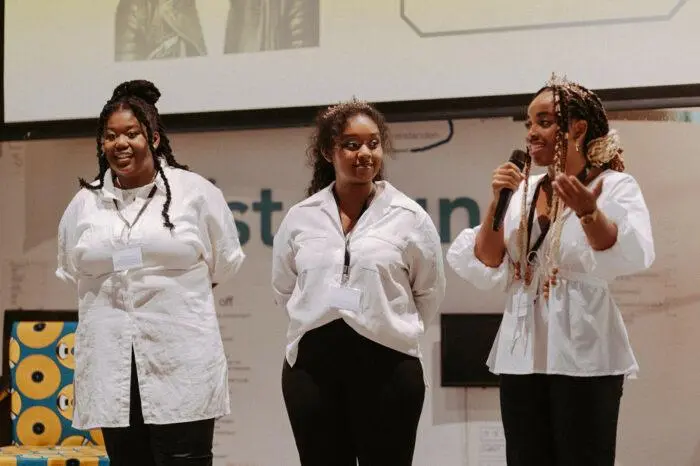 Precious Oteng, Hannah Ayalon und Precious Nnebedum bei der Tanaka-Kunstaustellung