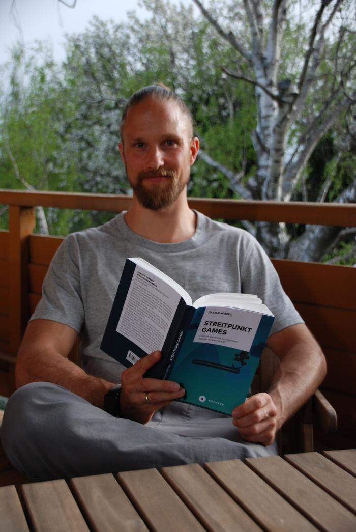 Harald Koberg mit seinem neuen Buch „Streitpunkt Games“ 